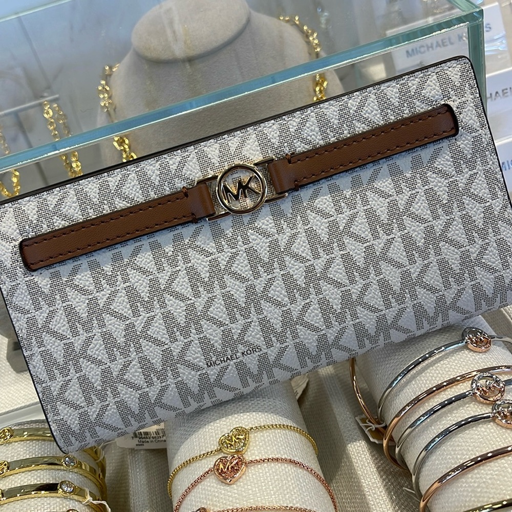 Michael Kors Reed Large Bifold Signature Snap Wallet Card Case 
Vanilla 
NWT - Picture 2 of 16